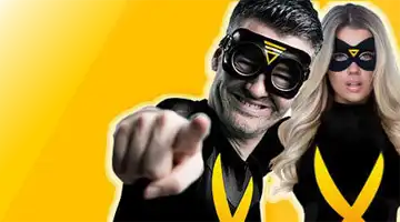 Изображение героя в стиле супергероя, указывающего на зрителя, рекламирующего бонус Приведи друга от Admiral-X на ярком желтом фоне с женским персонажем-супергероем на заднем плане.